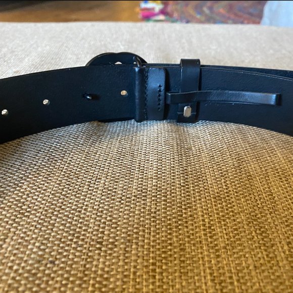 Black leather Gucci belt